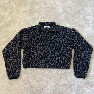Aritzia Tna Sweatshirt Size XS 1/4 Zip Cropped Fleece Black Gray Print Collared